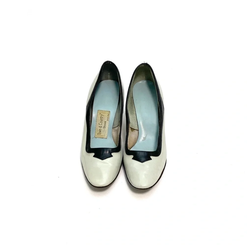 Vintage 1960s gray patent leather mod pilgrim heels